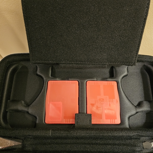Nintendo Switch Game Traveler Deluxe Travel Case - Picture 2 of 11